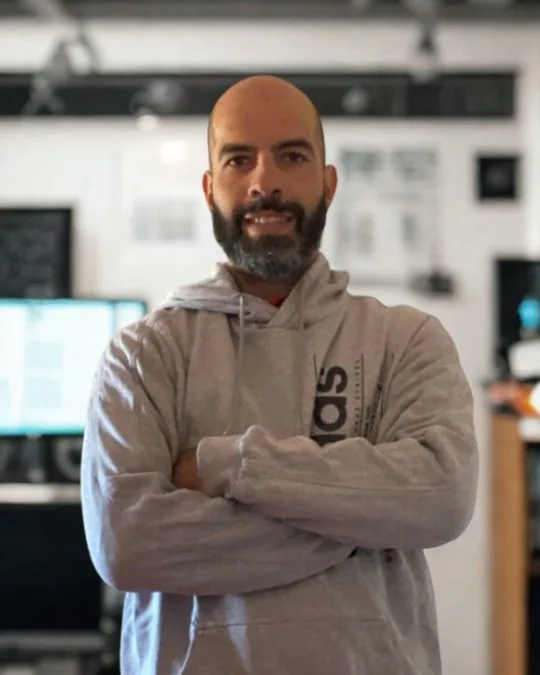 Juan Pablo, creador de Tu Profesión Online, en su espacio de trabajo