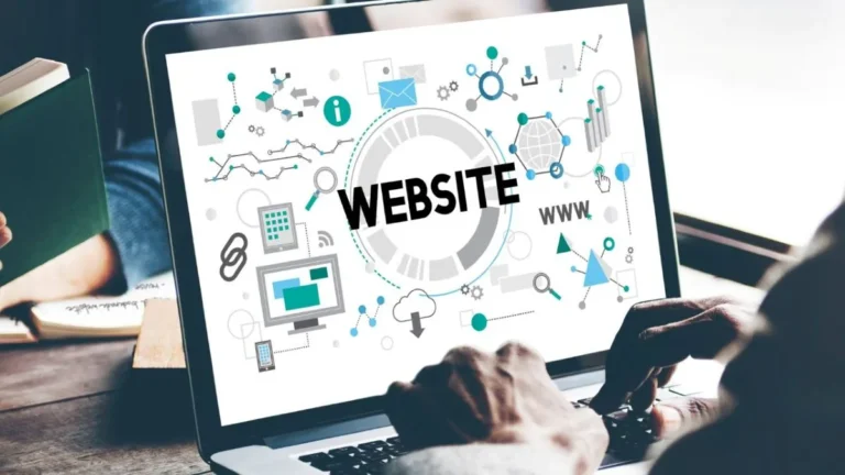 Laptop con la palabra website rodeada de íconos digitales que representan los elementos de un sitio web efectivo