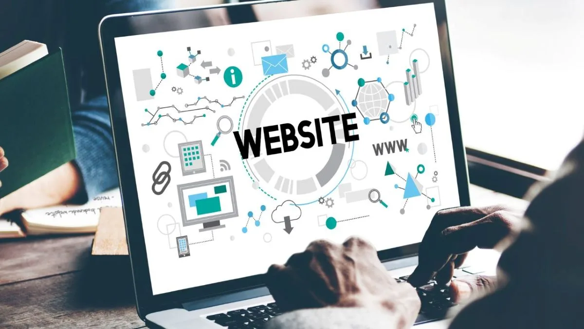 Laptop con la palabra website rodeada de íconos digitales que representan los elementos de un sitio web efectivo
