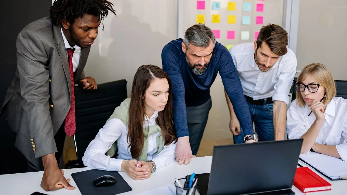 Equipo de trabajo revisando una laptop para optimizar su sitio web y convertir visitas en consultas