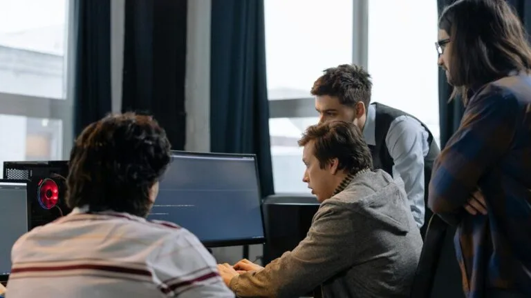 Grupo de profesionales analizando juntos un sitio web con problemas de conversión