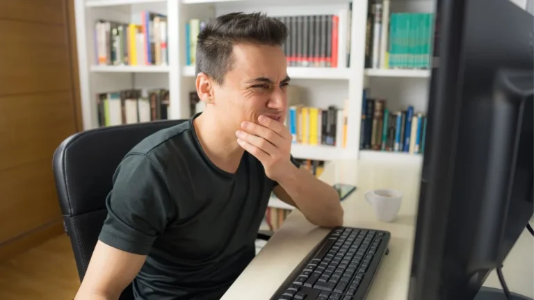 Persona con expresión de confusión frente a su computadora al ver que su web no genera resultados