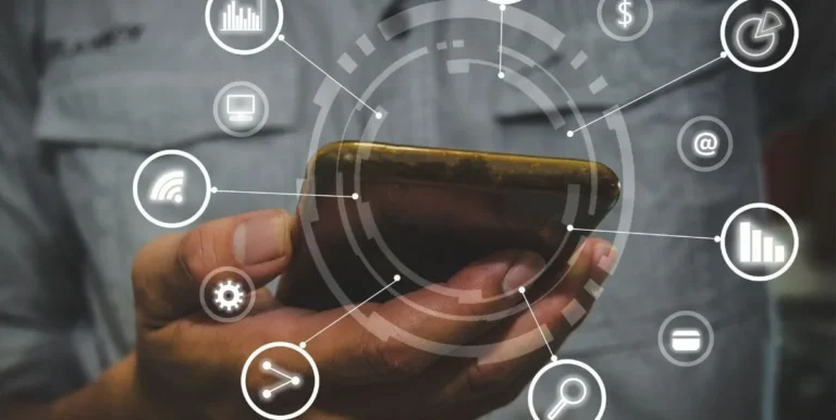 Mano sosteniendo un smartphone con íconos digitales que simbolizan la conectividad y presencia online